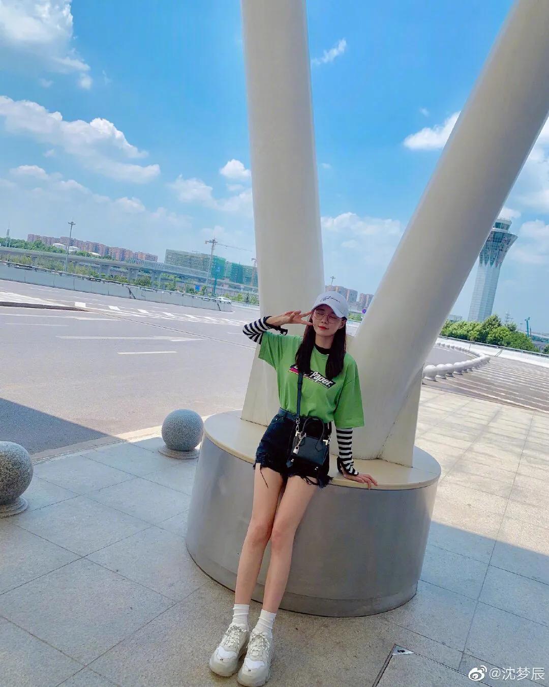 沈梦辰穿短款黑白条纹 (沈梦辰穿黑色吊带背心清凉出街)