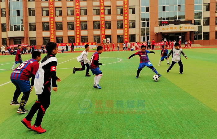 小学足球家长们助威,足球小将家长场边加油