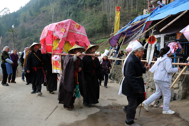 祖坟在别人家田里能埋新坟吗,祖坟在人家地里人家让迁坟怎么办