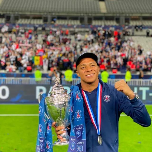 法国战胜英格兰球迷赛后欢庆胜利,法国欧洲杯淘汰球迷痛哭