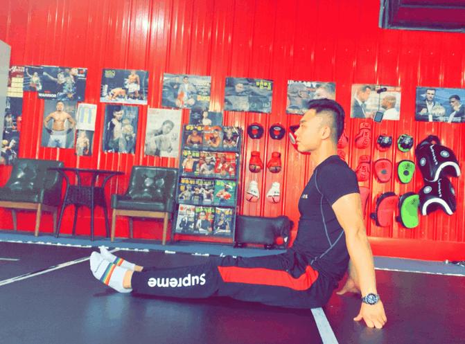 屁股扁平中间还有个坑,屁股扁且下垂显得腿短