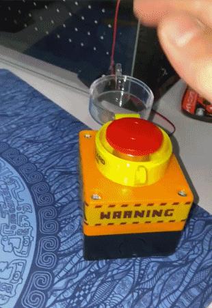 直男什么都可以凑合，但他的电脑必须发光