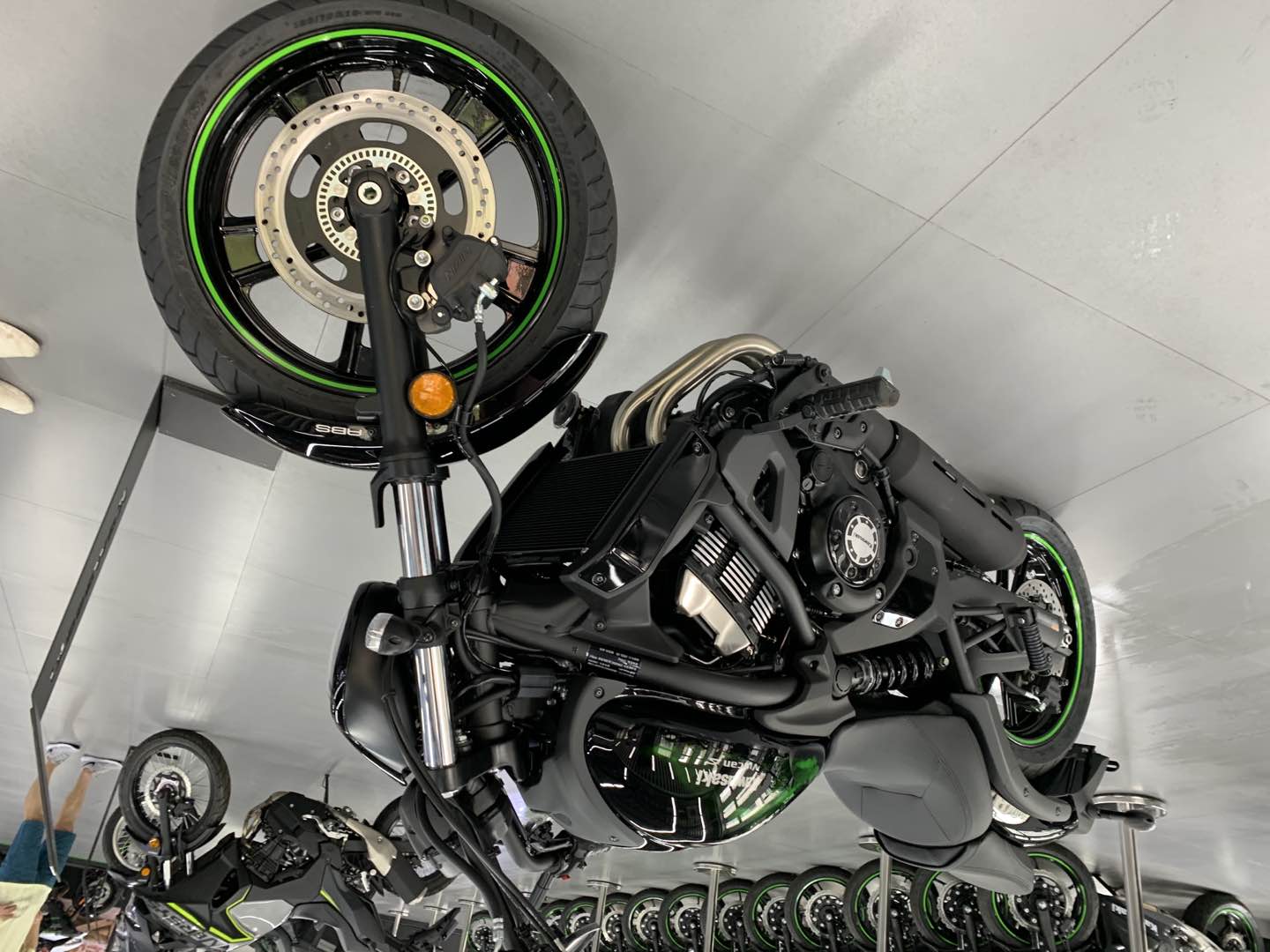 铃木gsx蓝色摩托车帅气视频,提铃木隼