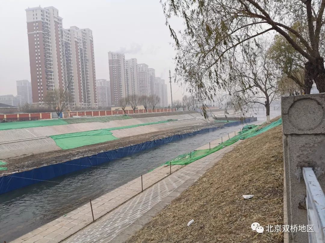 小区附近出行交通方便,周边居民出行更方便