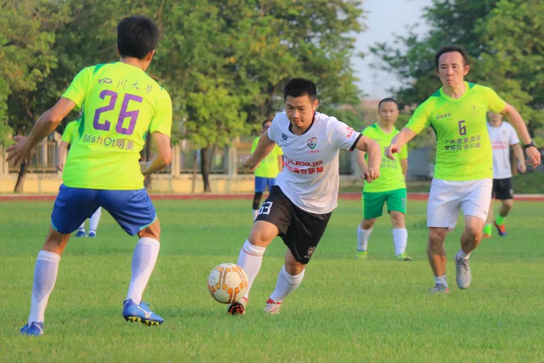 当足球之乡球队与广州高校校友冠军“激情相遇”,你更支持谁?