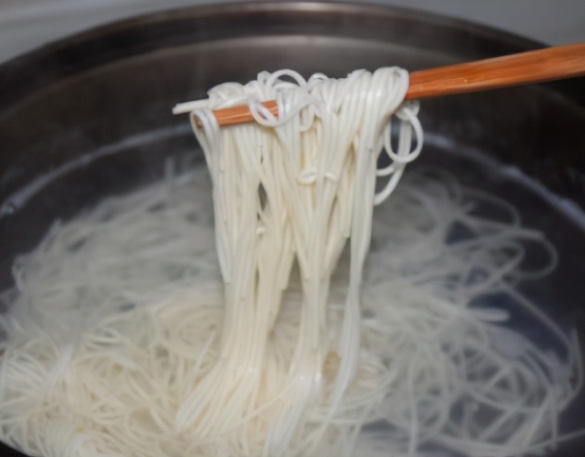 煮面条最忌讳水开下锅,煮面条怎么避免糊汤