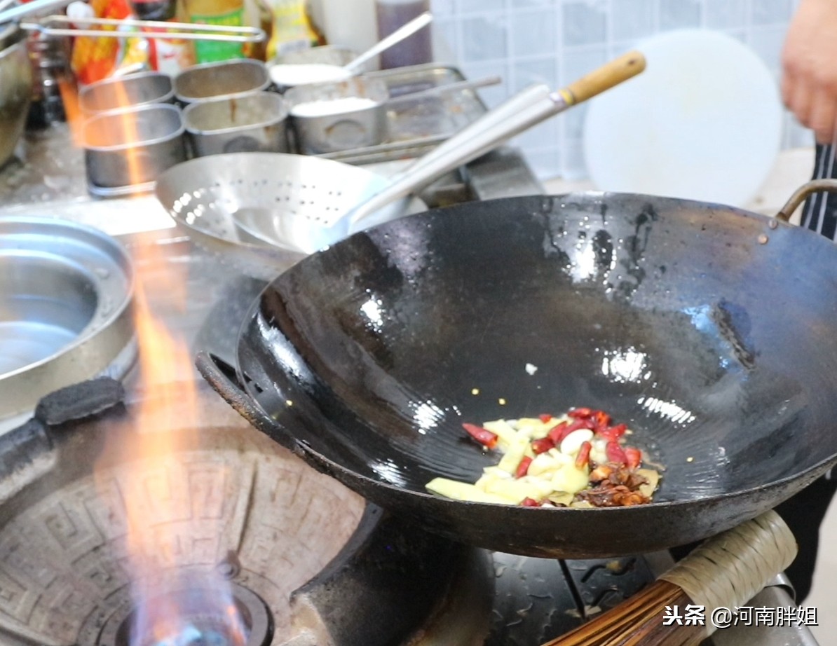 鸡肉怎么炒不柴简单又好吃,怎么炒鸡肉不腥又嫩视频