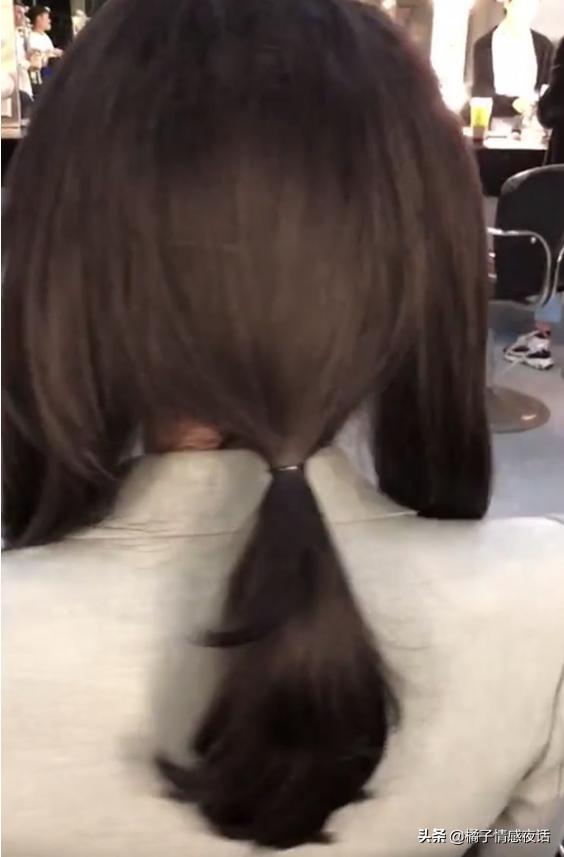 穿短裤，讲段子，劈叉播新闻，他们的“不正经”，你想不到