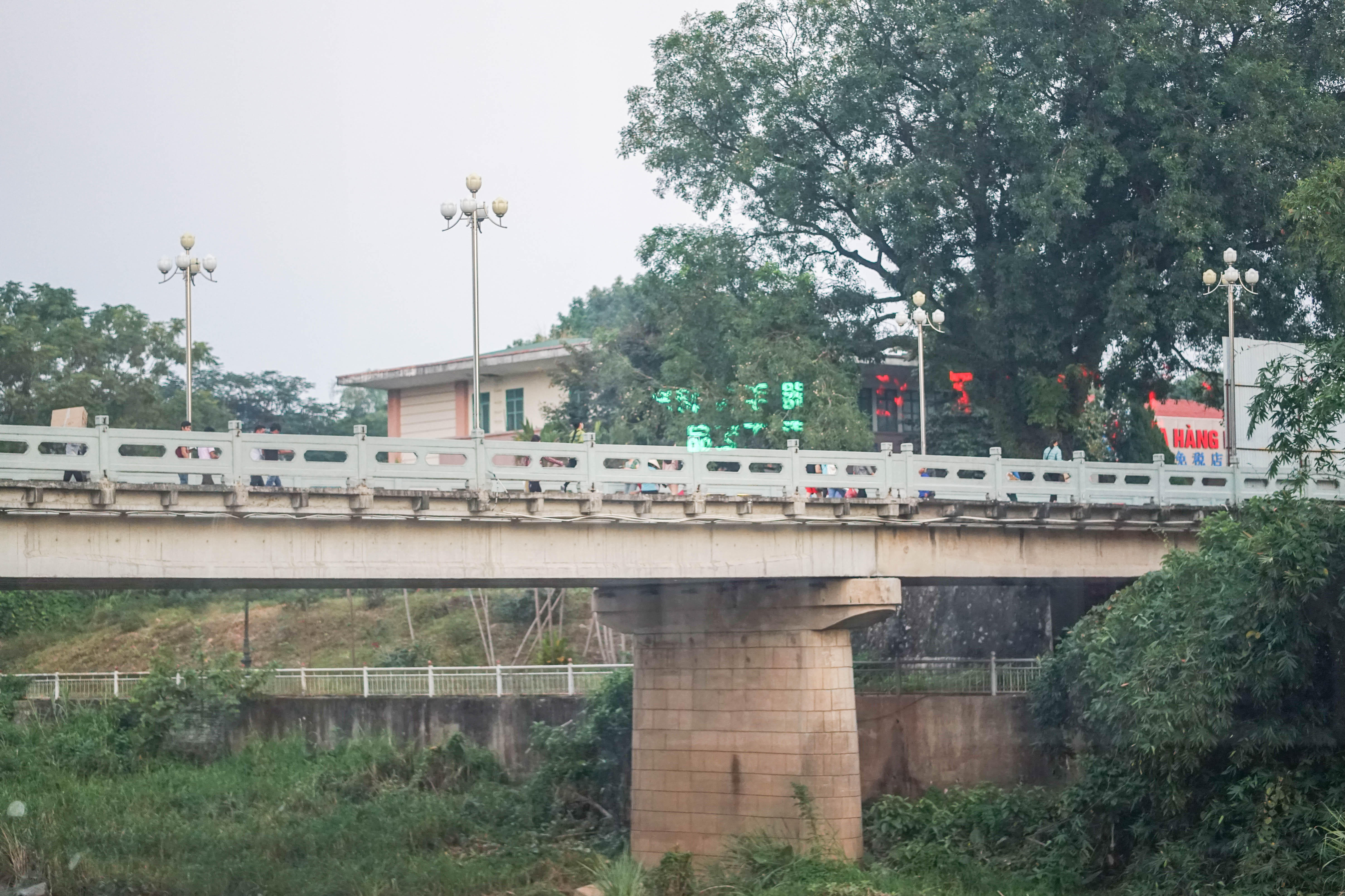 中越边境夜晚的东兴口岸,广西东兴口岸和越南哪里最近