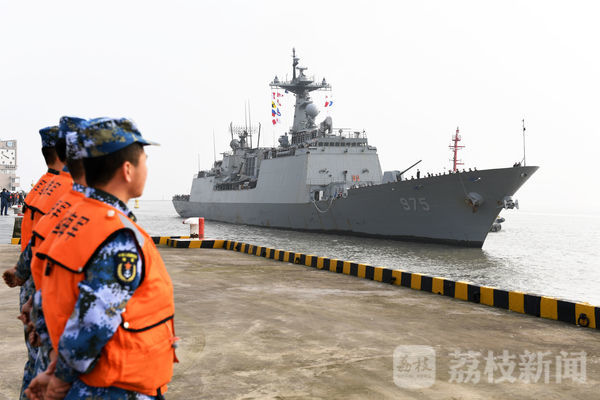 韩国海军舰艇编队访问上海，将与中方举行海上联合演练｜荔枝军事