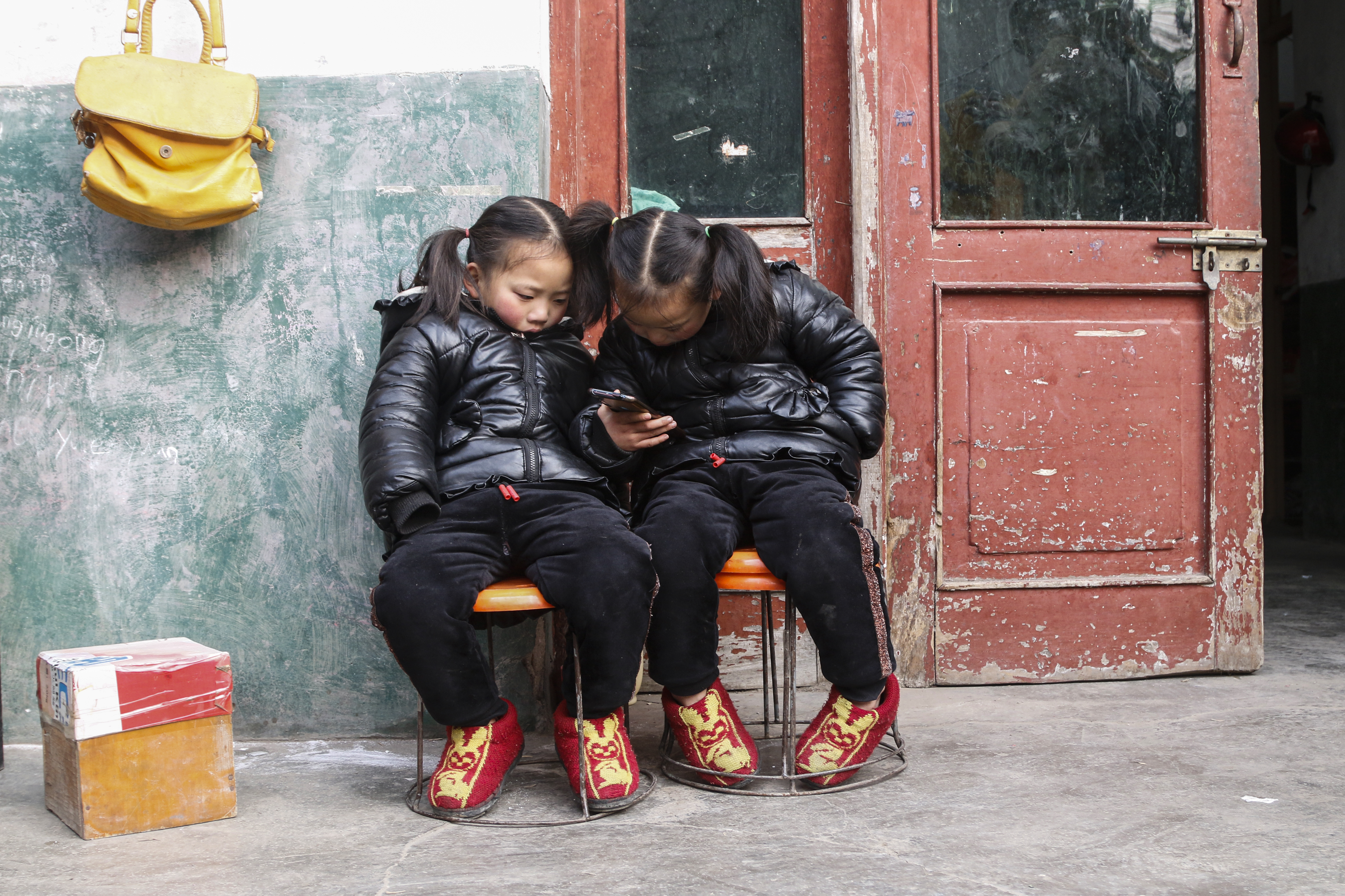 女子患绝症临终不舍孩子,女子面临癌症晚期欲放弃
