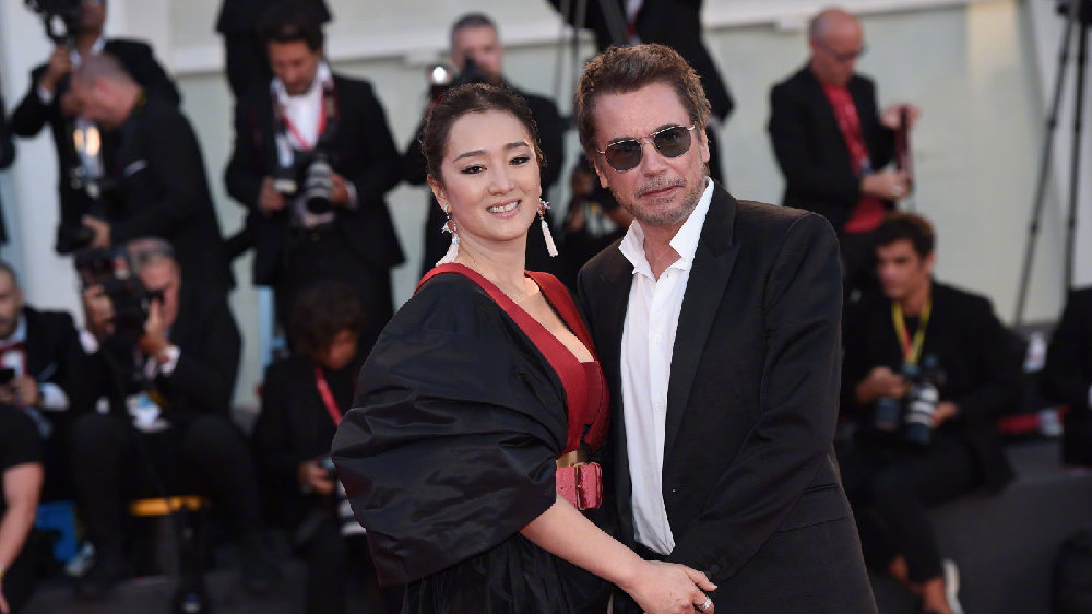 巩俐携73岁法国老公秀恩爱,巩俐与老公十指紧扣现身威尼斯