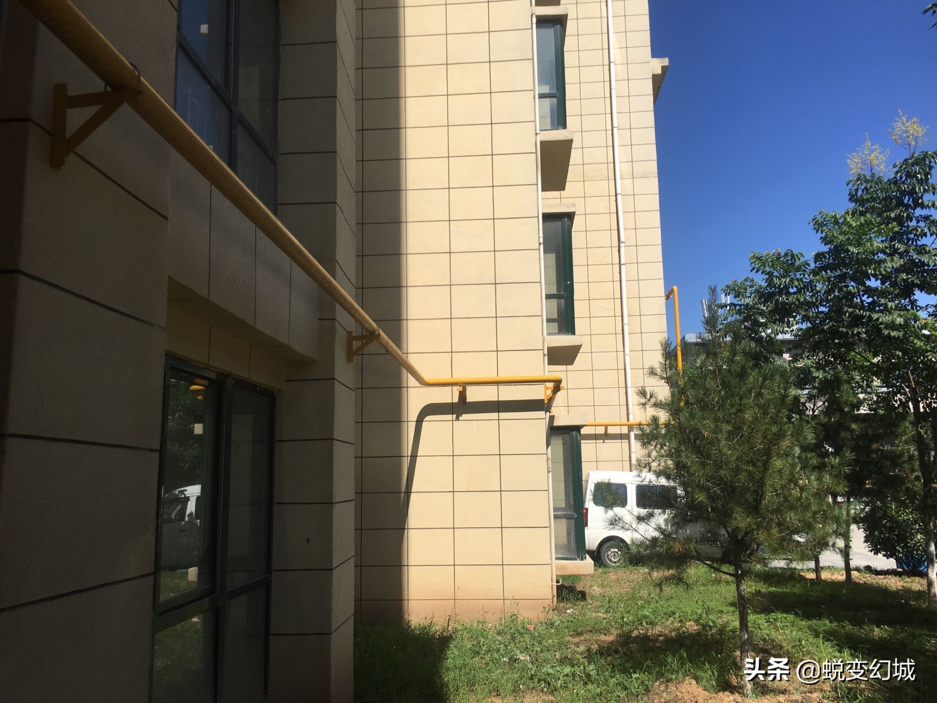 小区天然气管道走明线,小区中有天然气管道如何开通使用