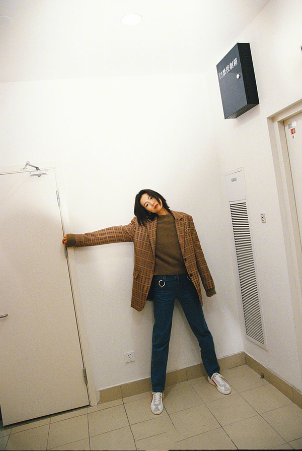 刘雯穿全黑色服装休闲又帅气,全黑look酷帅风