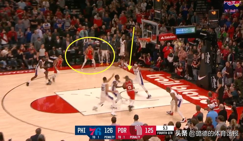 教科书式发球战术,小西蒙斯勾手绝杀