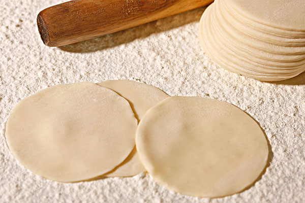 多余的饺子皮、馄饨皮千万不要扔，简单处理一下，秒变美味小吃