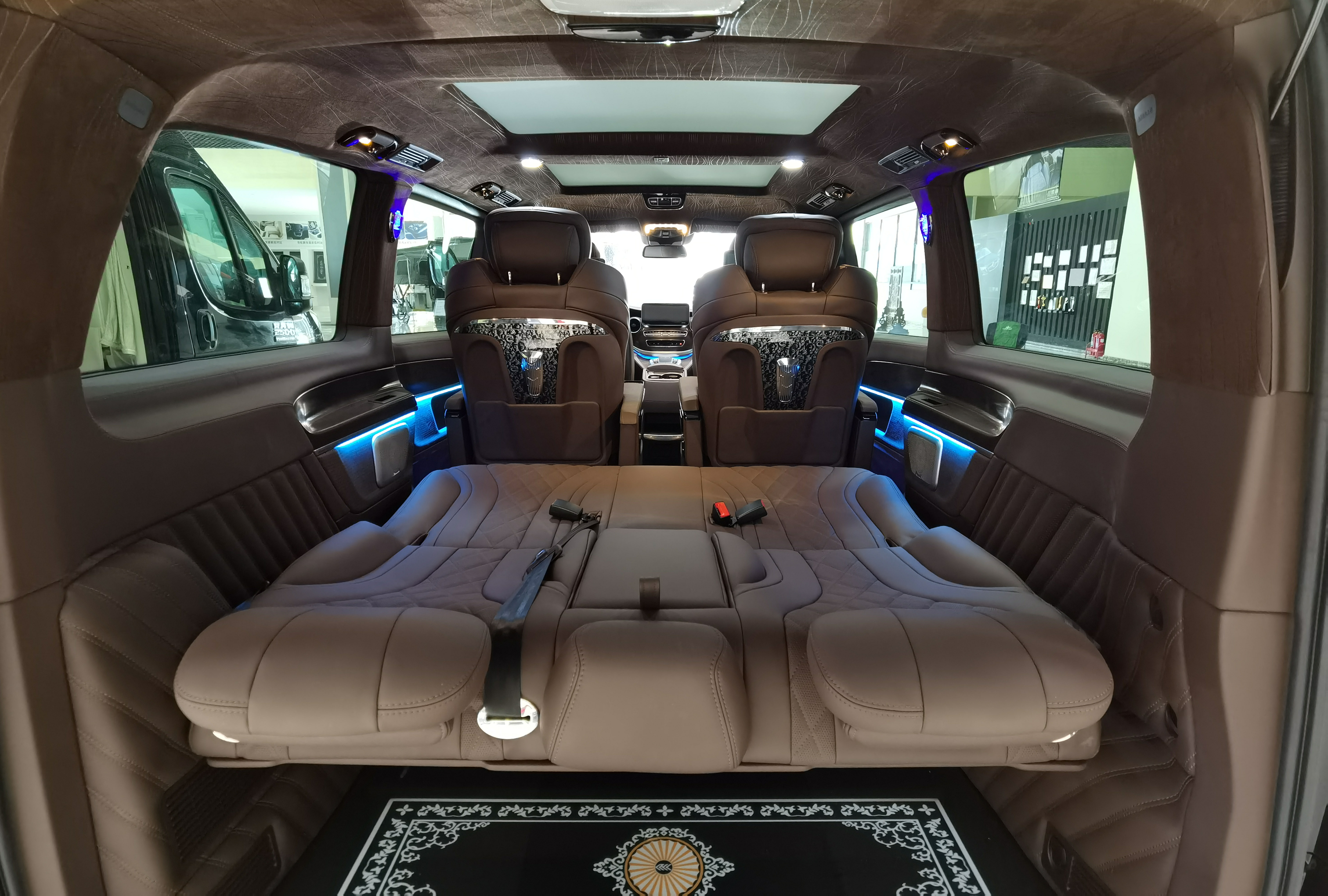 从简约到惊艳，奔驰V级商务车巅峰对决，同样的价格你会选谁？