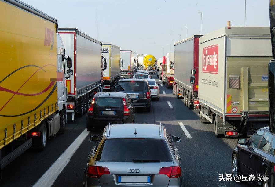 货运司机被挤压,被货车挤下高速的司机怎么样了