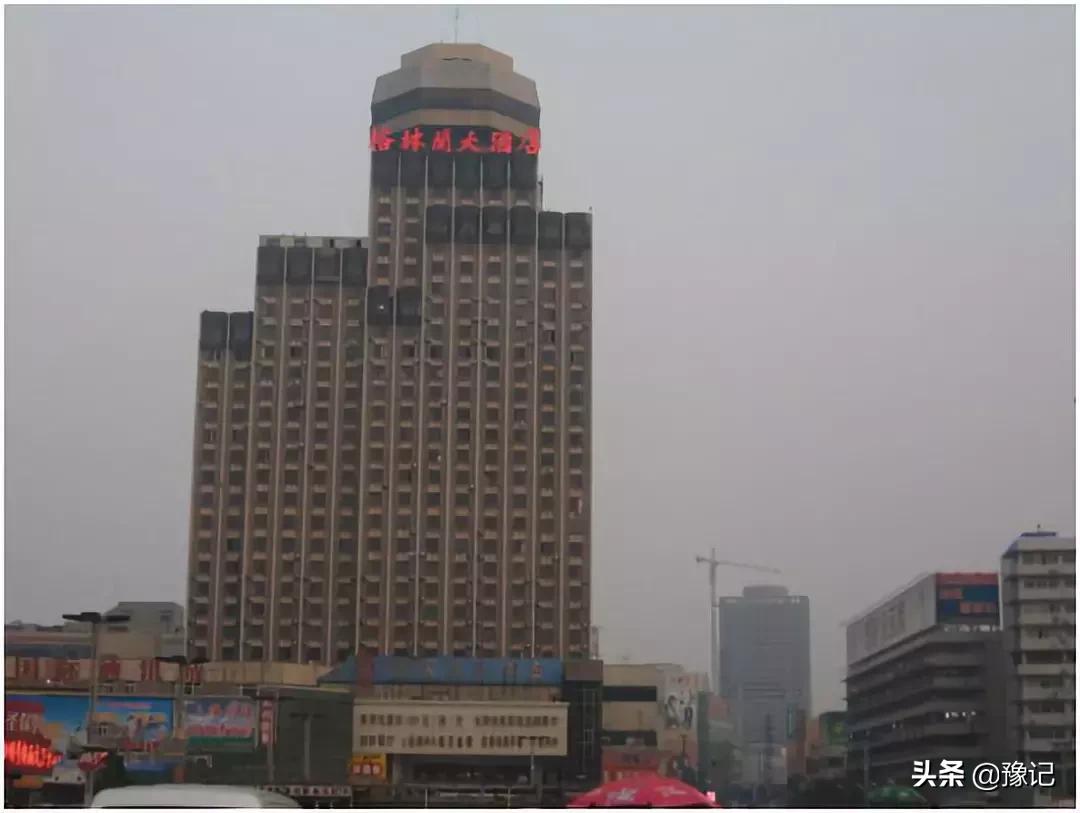 郑州十年的变化,郑州78岁老人为变年轻花30万