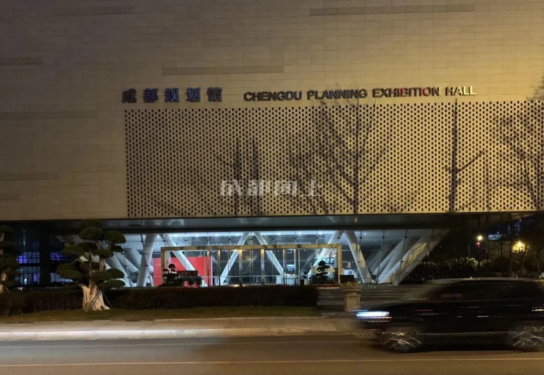 如何让成都变东京？网友：大LOGO收敛点