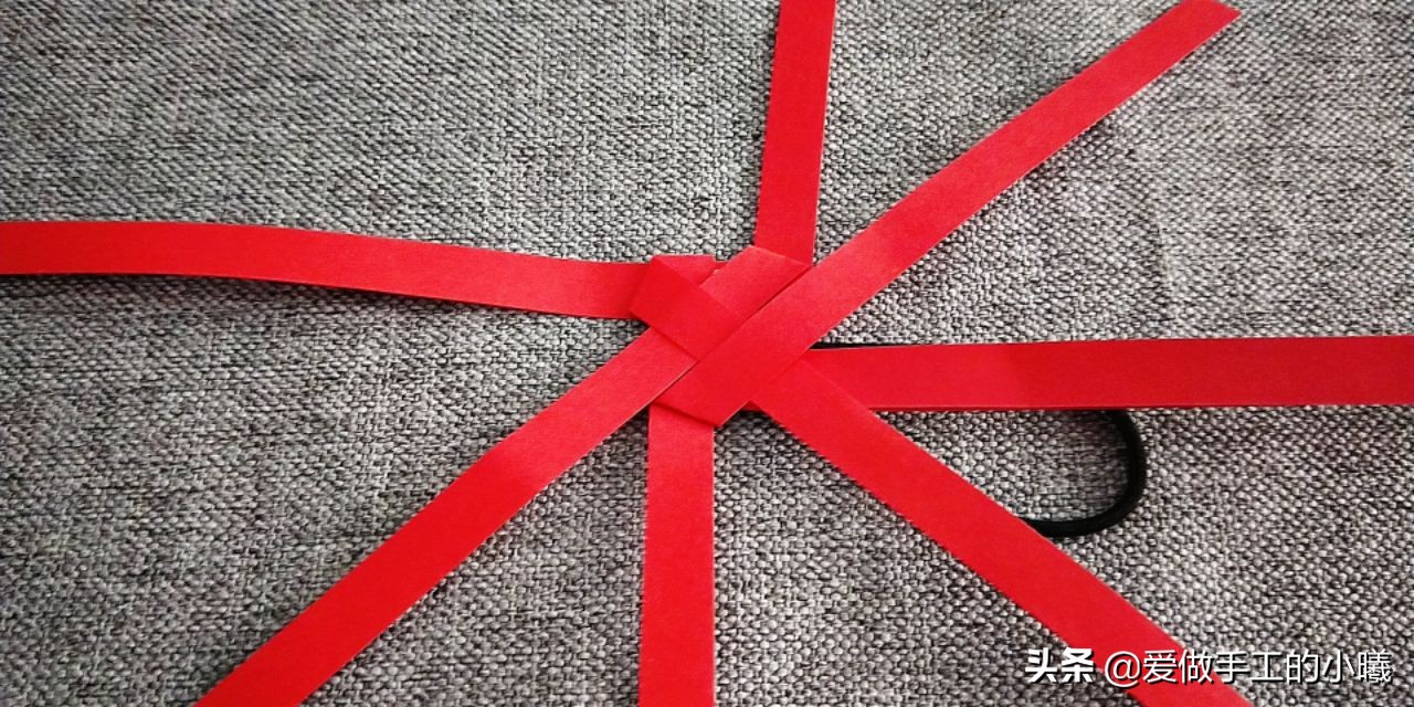 用折星星的纸条做灯笼,用纸条折红红的小灯笼