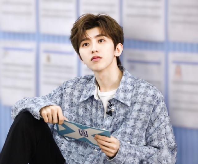 蔡徐坤红格子衬衫照片舞台,蔡徐坤复古西装造型