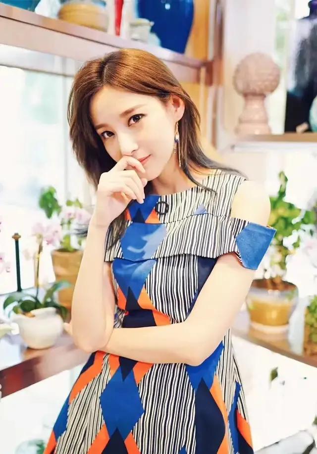 马凡舒首次主持天下足球,央视足球主持马凡舒