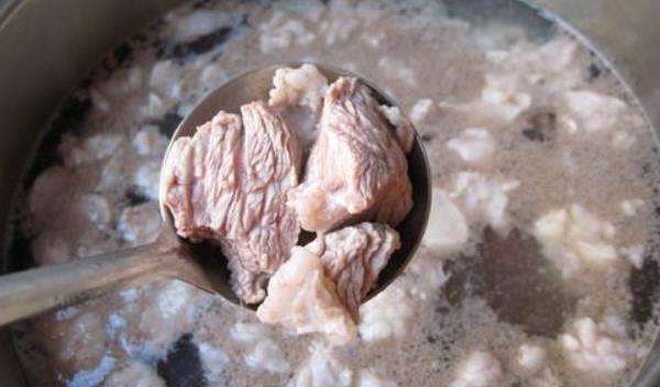煮肉时出现的泡沫是废物还是营养,煮粥煮出来的浮沫是什么