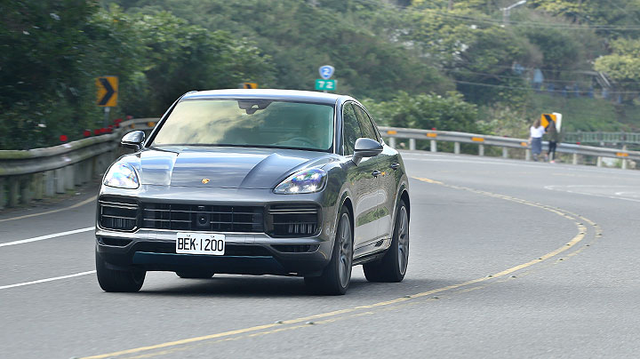 不比911温驯的SUV，试驾保时捷CayenneTurboCoupé