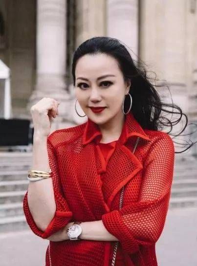 没有烈焰红唇照样slay全场，她的裸色口红真厉害