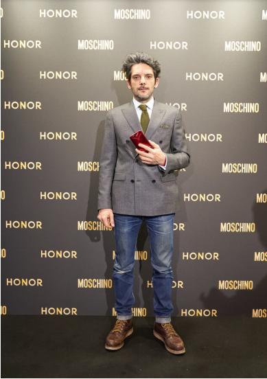 荣耀v20联合设计版礼盒,荣耀v20冬季搭配