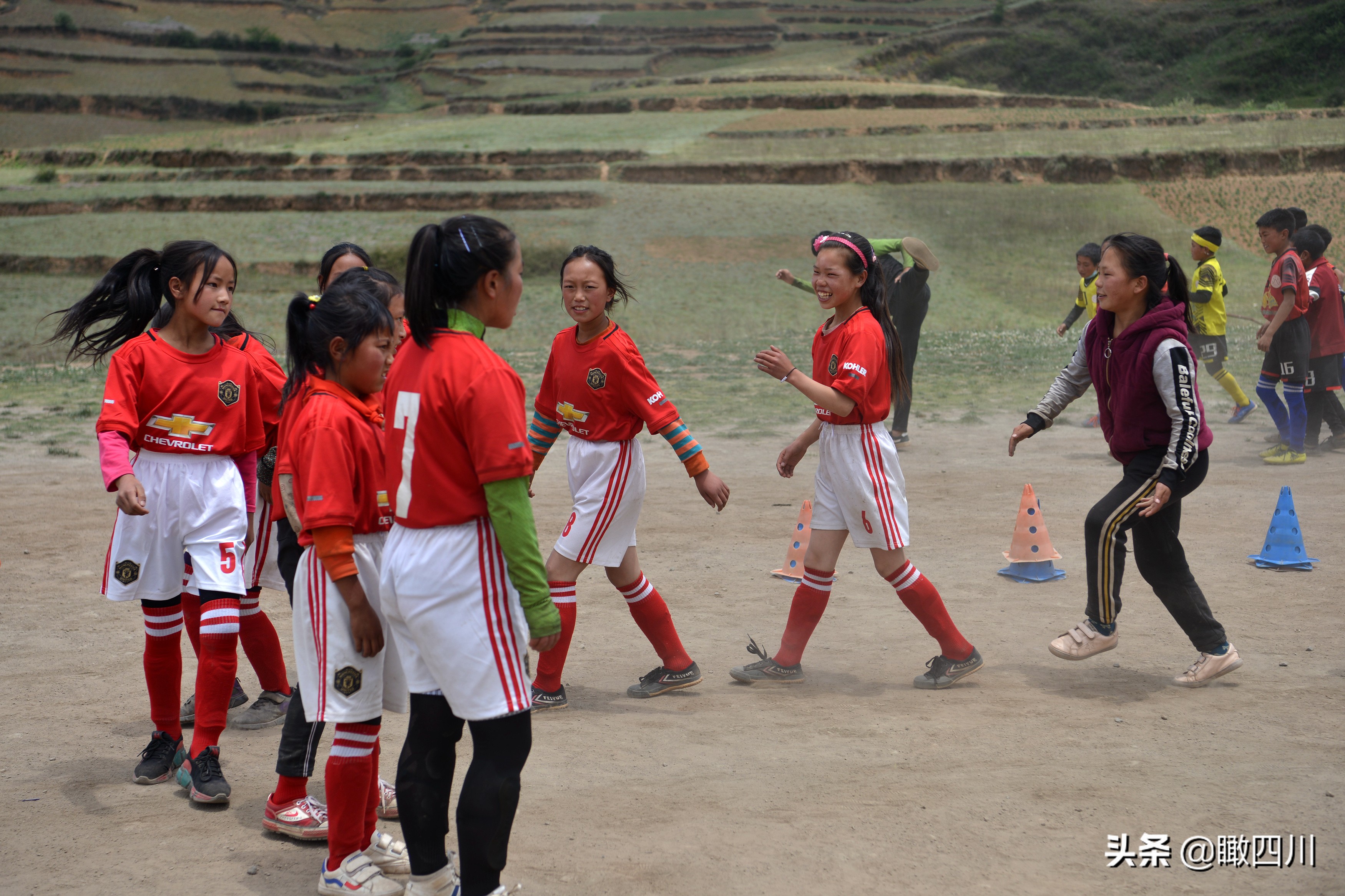大凉山最贫困的山区小学,大凉山爬悬崖上学的孩子