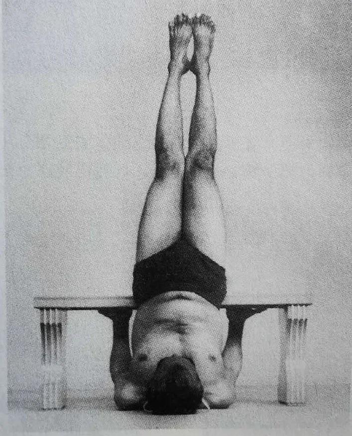 瑜伽体式之母是哪个动作,瑜伽体式之母肩倒立练习