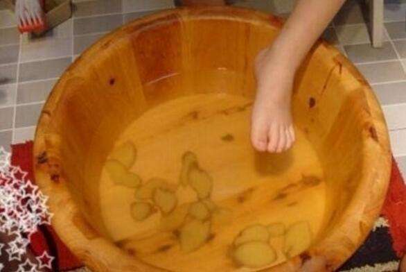 花椒生姜泡脚可以治疗脚气和痒吗,艾叶生姜花椒泡脚去脚气