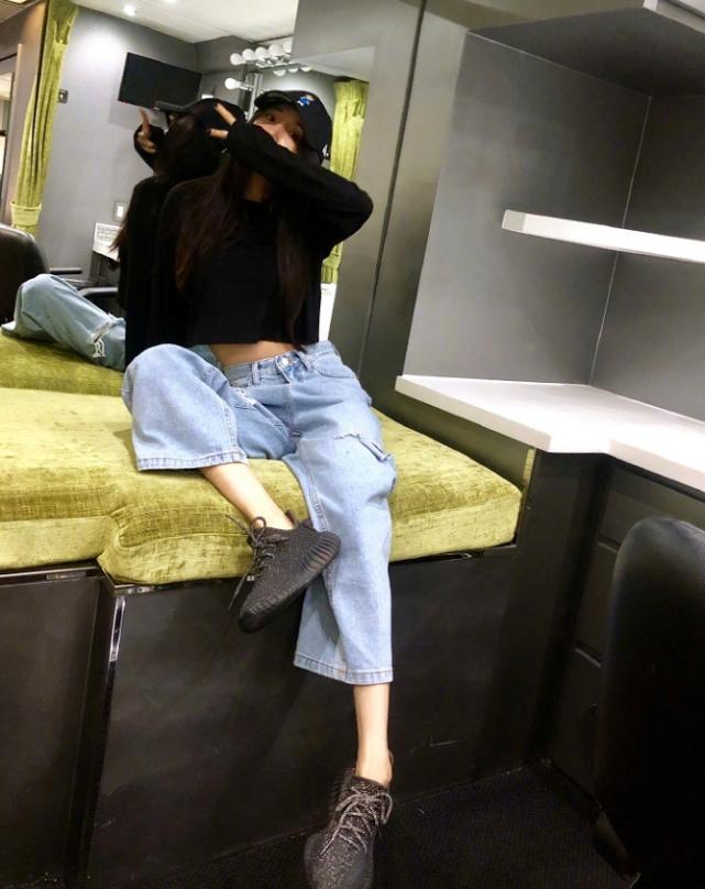 杨幂腿细穿白裤子,杨幂牛仔直筒裤穿搭