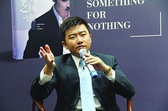 央视主持芮成钢，曾是高考状元世界红人，为何会沦为“阶下囚”？