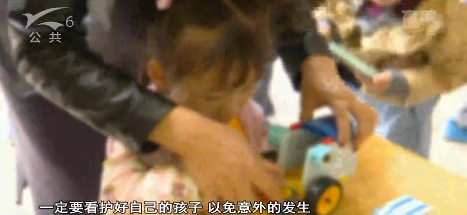 吃烤肠被竹签刺穿咽喉，医生：如果再刺深一点，孩子可能就当场死亡了