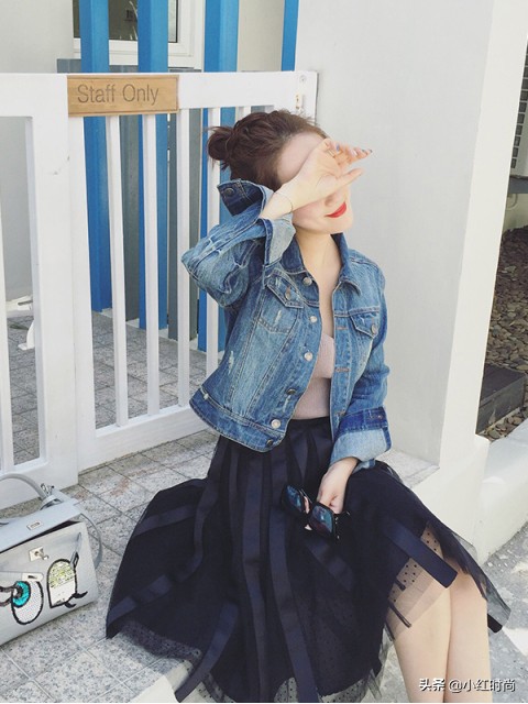 40岁女人减龄穿搭牛仔上衣加纱裙,牛仔外套配纱裙真好看