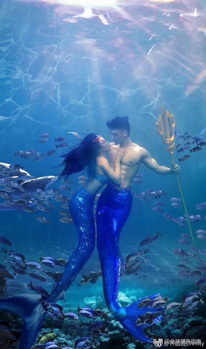 钟丽缇张伦硕人鱼夫妇跳舞视频,54岁钟丽缇穿红色人鱼装