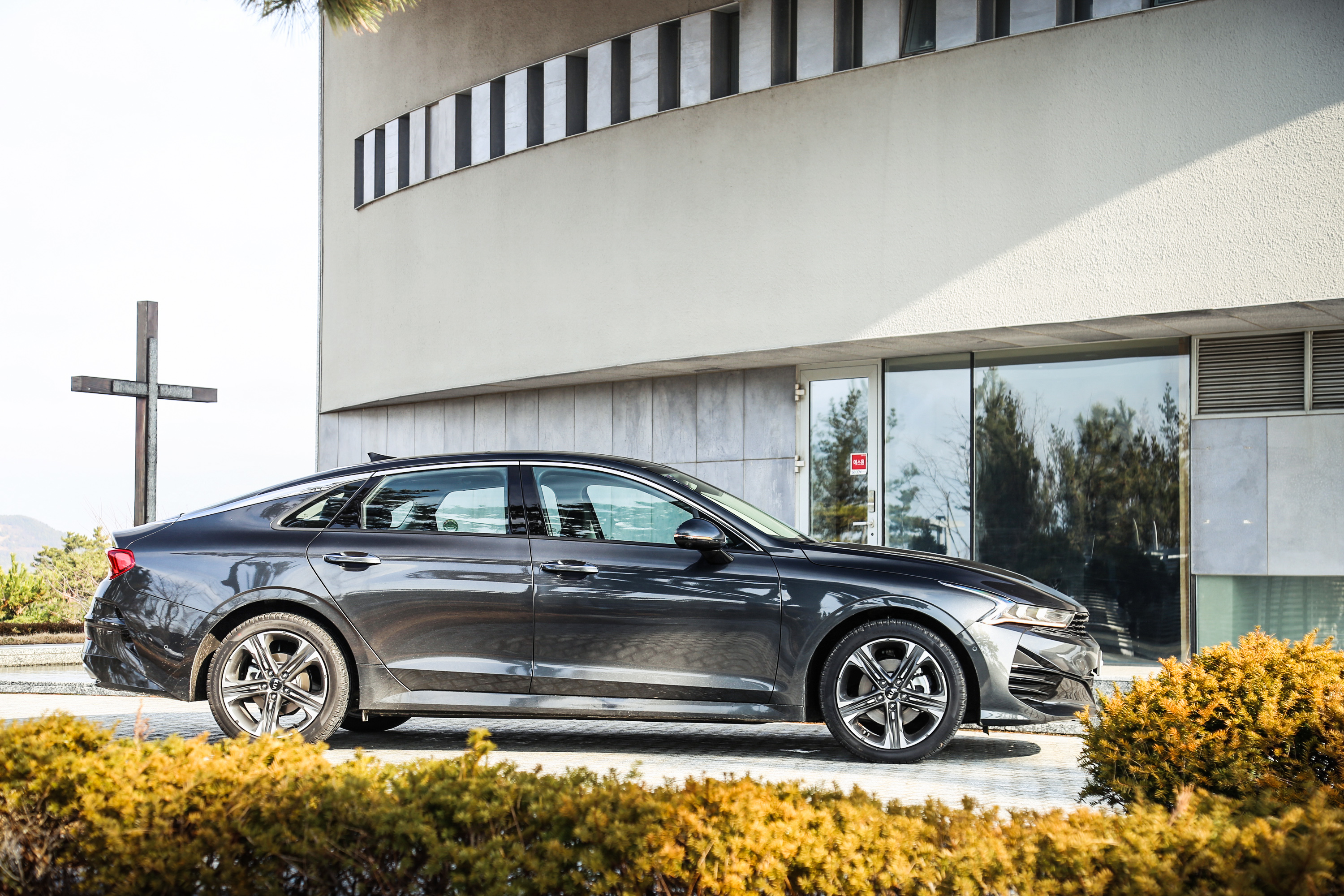 全新起亚k5高颜值运动帅气真香,起亚k5是b级车吗