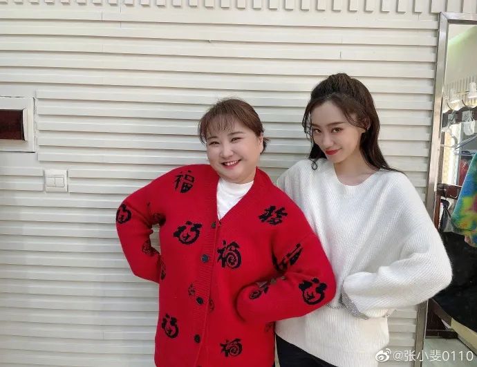 春晚时尚图鉴:热巴杨幂的红裙、王菲刷碗手套和董卿李思思的口红