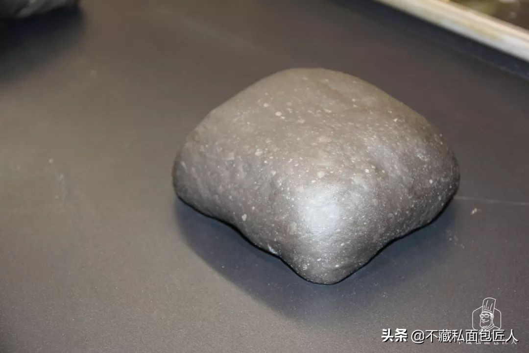 意大利墨鱼汁面包,金枪鱼墨鱼汁面包