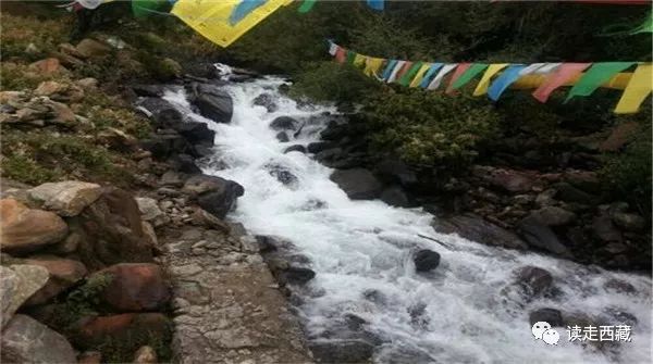 走青藏线翻越唐古拉山来到拉萨,西藏工布江达县的山脉