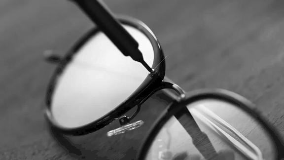 一把刀杆搭配48个精密批头，银灰色外形，这个螺丝刀是男人的梦想