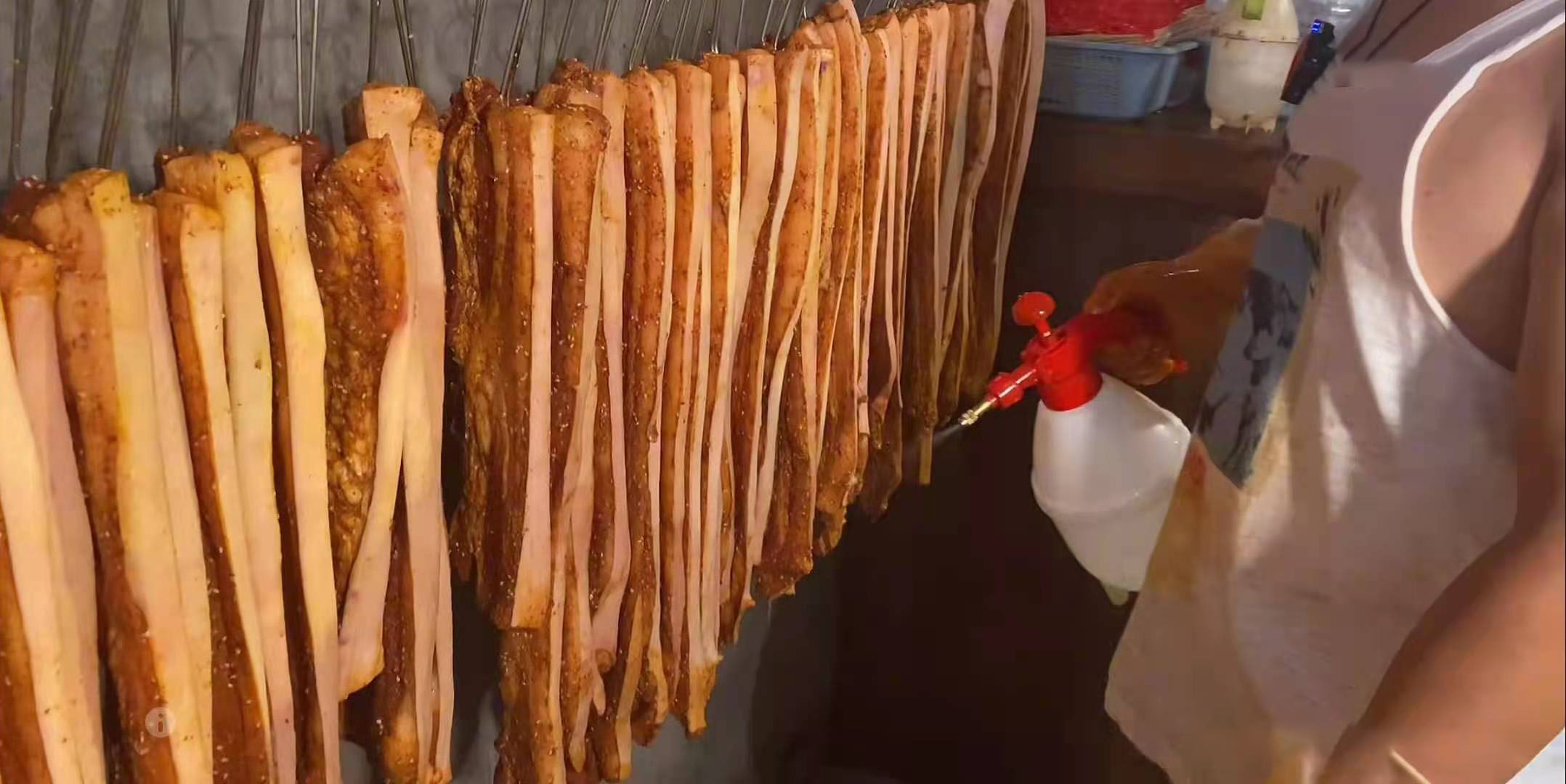 五花肉摆摊现烤现卖,脆皮五花肉摆摊卖多少钱一条