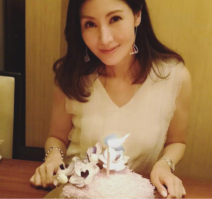 李嘉欣贵妇装扮太惊艳,李嘉欣蕾丝内搭