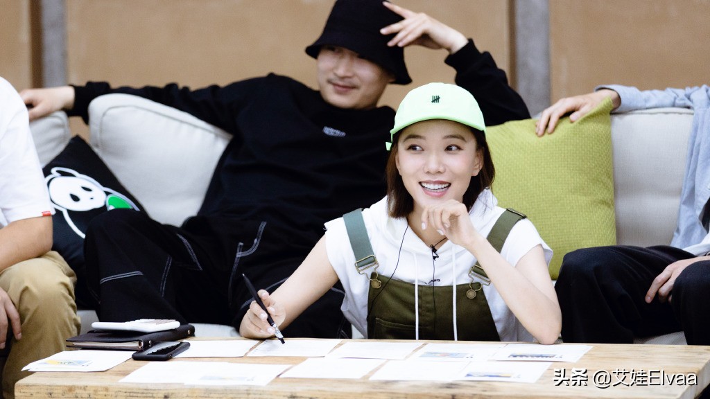 王珞丹一身俏皮装扮,王珞丹减龄装扮图片