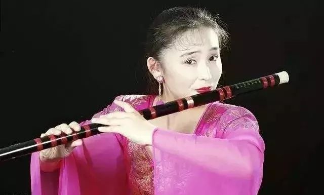 学习之余练习吹笛子,学习吹竹笛步骤