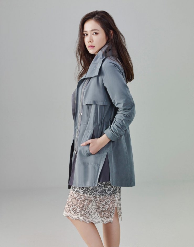 孙艺珍金智秀最相似的图片,崔智友同款风衣