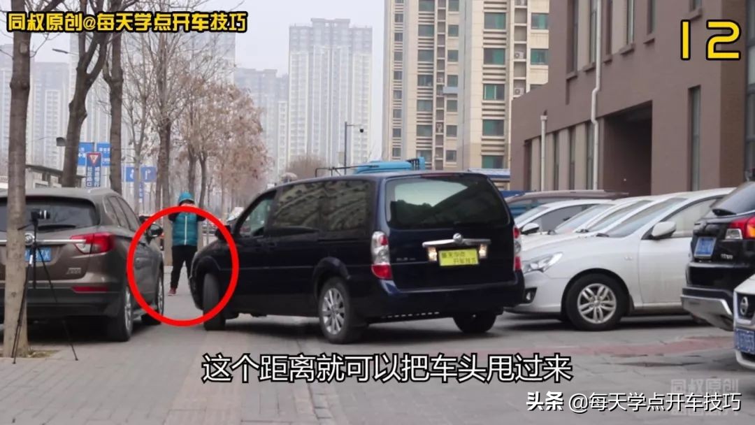停车场单行道倒车入库技巧视频,路边车位倒车入右库绝招简单又快